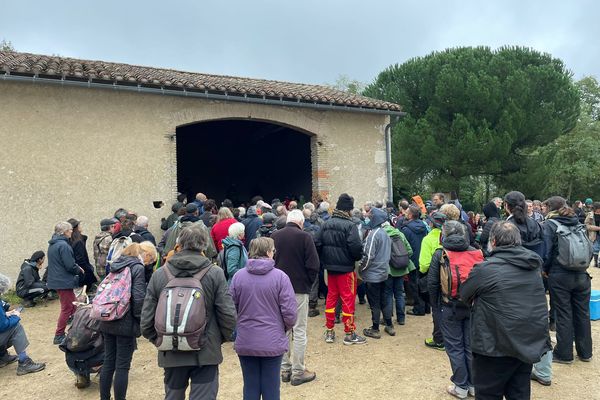 Des dizaines de personnes se sont rassemblées pour commémorer la mort de Rémi Fraisse. Des militants ont pris la parole pour lui rendre hommage.