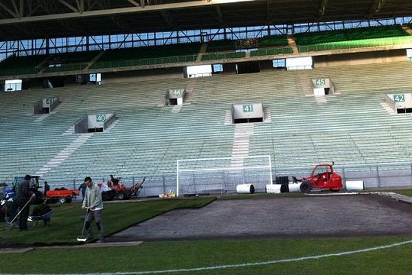 Pelouse de Geoffroy-Guichard ... en chantier depuis jeudi (09 janvier). Remplacement de deux zones très abîmées...