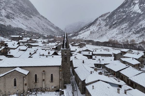 Les villages de la Haute-Maurienne se sont réveillés sous un fin manteau neigeux, ce mardi 12 novembre au matin.