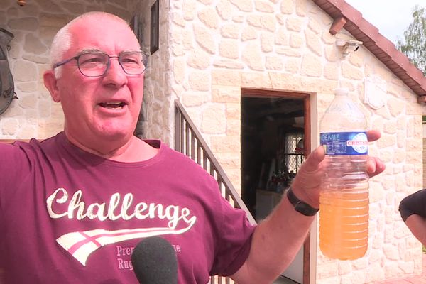 Patrick Labassé présente l'eau qui voulait à son robinet le 5 septembre.