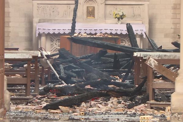 Les dégâts au sein de l'église de Neufchâtel-sur-Aisne, touchée par un incendie ce 14 mars, sont très importants.