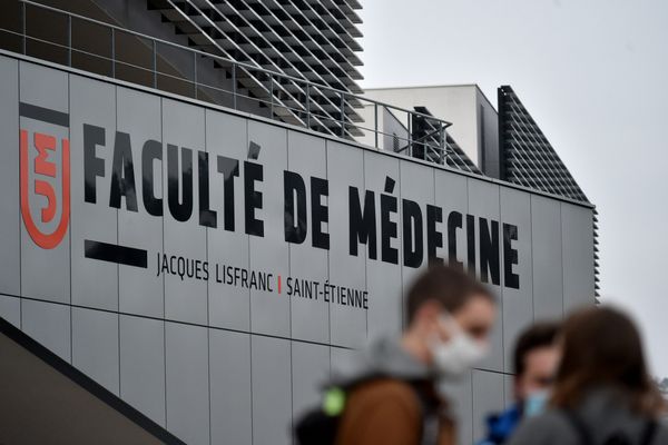 C’est un nouveau revers pour la réforme des études de santé.Quinze universités, dont celle de Saint-Etienne dans la Loire, devront ouvrir avant octobre des places supplémentaires en 2ème année d'étude, selon une décision du Conseil d'État.