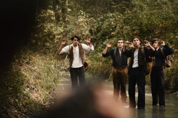 Photo extraite du documentaire “Les lycéens, le traitre et les nazis” de David André. Groupe de lycéens résistants pris au piège en forêt de Sologne pendant la seconde guerre mondiale