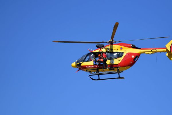 Les pompiers ont héliporté le cycliste à l'hôpital Nord de Marseille.