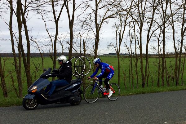 Une séance d'entrainement derrière le deux roues piloté par Franck Alaphilippe, responsable du pôle espoir cyclisme de Saint-Amand-Montrond