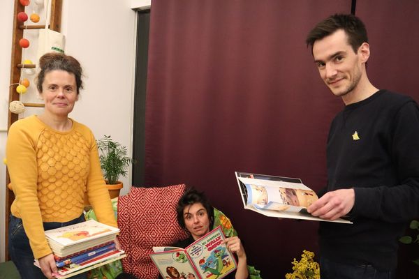 Au P'tit Blosneur, debout, Nadège Lucas et Gabriel Leroy, futurs libraires et dans le fauteuil, Lucie une des coordinatrices de la future librairie coopérative.