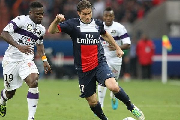 Serge Aurier avec le maillot du TFC (en blanc) face au PSG en Septembre 2013 à Paris