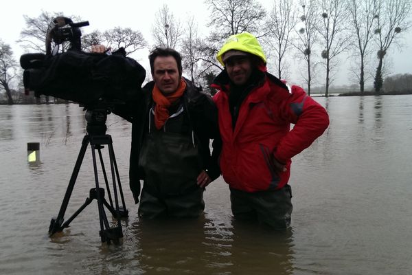 Thierry Bouilly et Nicolas Dalaudier, journalistes à France 3 Bretagne, en reportage à Guipry (35) durant les inondations.