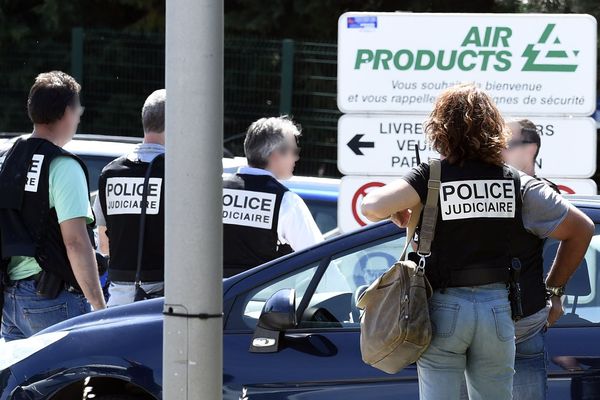 La police française sécurise l'entrée de la société Air Products à Saint-Quentin-Fallavier en Isère, le 26 juin 2015. Un attaquant portant un drapeau islamiste a tué une personne et en a blessé plusieurs autres dans une usine.