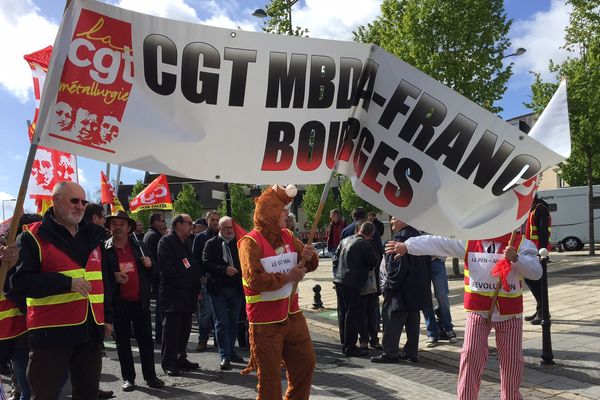 La CGT était en tête du cortège à Bourges où certains manifestants étaient déguisés pour l'occasion