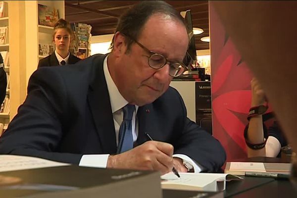 François Hollande a dédicacé son livre "Les Leçons du pouvoir" au Hall du Livre à Nancy 