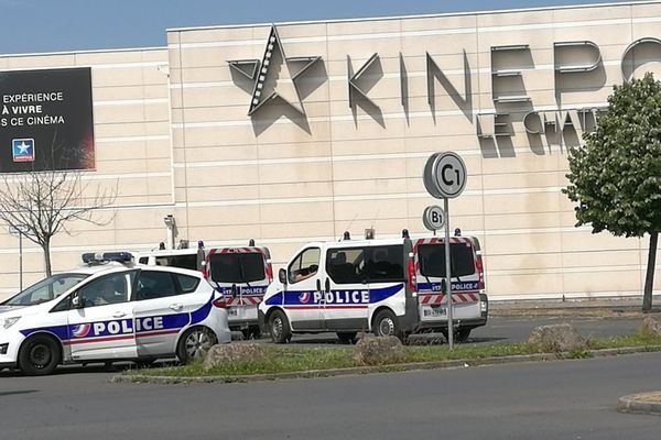 Plus de 200 hommes étaient réunis sur le parking du cinéma. 