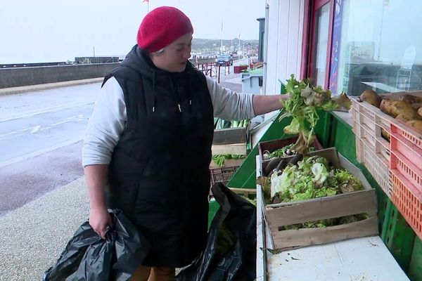 À Veulette-sur-mer, Emilie Mauminot jette ses invendus avec résignation.