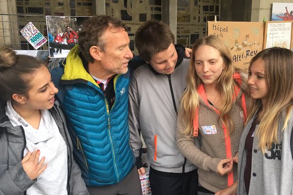 Le fondateur de l'association Hugues Chardonnet, entouré par des jeunes stagiaires de l'association 82-4000. 