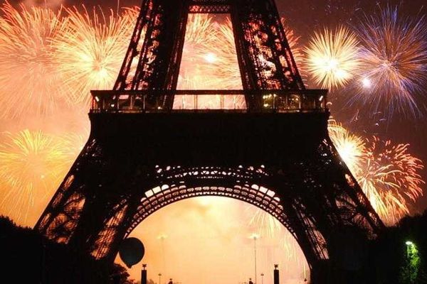 La Tour Eiffel, lors du feu d'artifice tiré en 2002 depuis le Trocadéro.