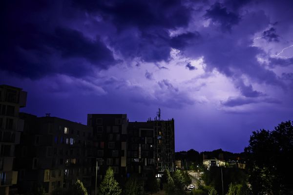 le ciel lillois ressemblait cette nuit à un écran de cinéma