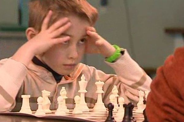 Clément, 8 ans, joue aux échecs depuis qu'il a 4 ans. Jouer contre des adultes n'a plus rien d'impressionnant pour ce stratège.