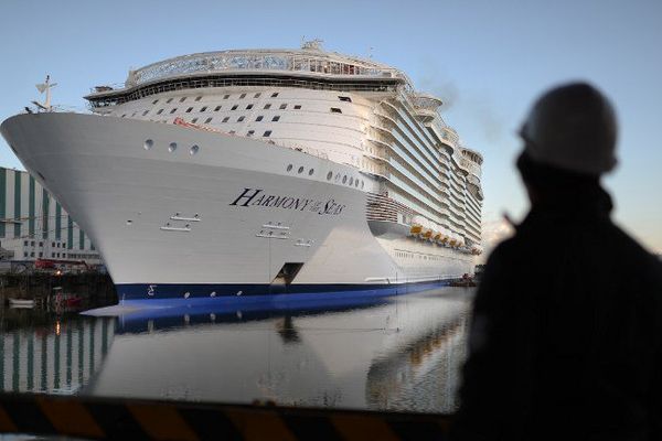 L'Harmony of the Seas lors du changement de bassin, en juin 2015