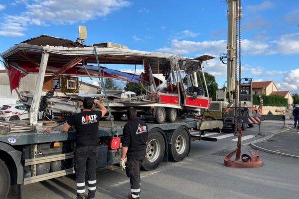 Une remorque de forain stoppée sur la voie ferrée est entrée en collision vers 16 heures sur la commune de Marssac-sur-Tarn.