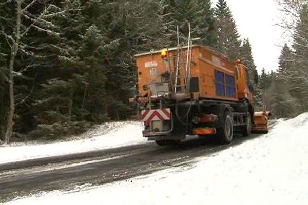 La circulation peut être rendue difficile à certains endroits en raison de la neige et du verglas.