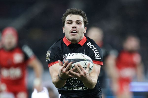 Antoine Dupont en route pour les JO, la star du rugby français fait ses premiers pas à VII