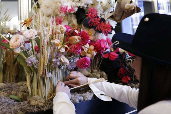 Les fleuristes ont appris en même temps que le grand public les dangers cachés des fleurs qu'ils manipulent.