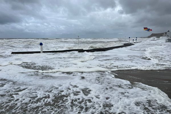 Le Pas-de-Calais et la Somme étaient en vigilance orange vagues-submersion ce mardi 9 avril 2024.