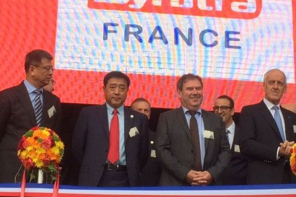 Les dirigeants chinois du groupe Synutra au côté du maire de Carhaix, Christain Troadec lors de l'inauguration de l'unité de poudre de lait