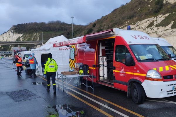 Jeudi 24 décembre, à Douvres, les sapeurs-pompiers et autres membres des associations agréées de sécurité civile du département du Nord, viennent réaliser des tests antigéniques aux conducteurs de poids-lourds.