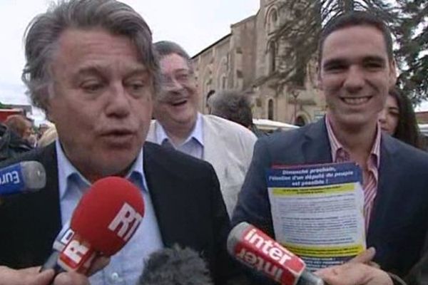 Gilbert Collard sur le marché de Monsempron-Libos (47) avec le candidat du FN, Etienne Bousquet-Cassagne.