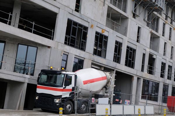  Camion livrant du béton sur un chantier de construction d'un immeuble.