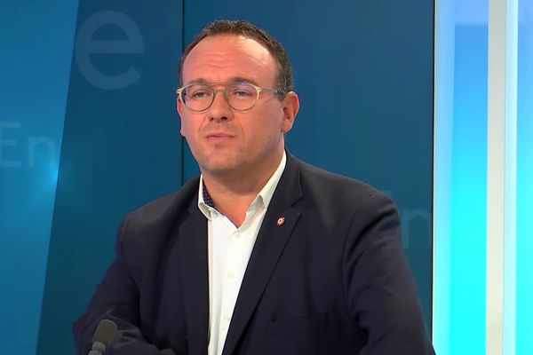 Damien Abad, le député de la cinquième circonscription de l’Ain et président du groupe les Républicains à l’Assemblée Nationale sur le plateau d'EntreDeux. 