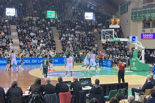 La balle d'Alexandre Chassaing (11) semble filer dans le cercle, mais à l'image de Nicolas Lang ceinturé (à gauche), le CSP s'est incliné face à Monaco, 84-96, non sans pourtant démériter.