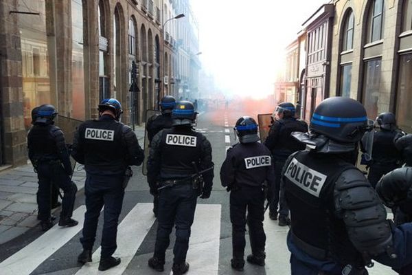 Les CRS face aux manifestants à Rennes