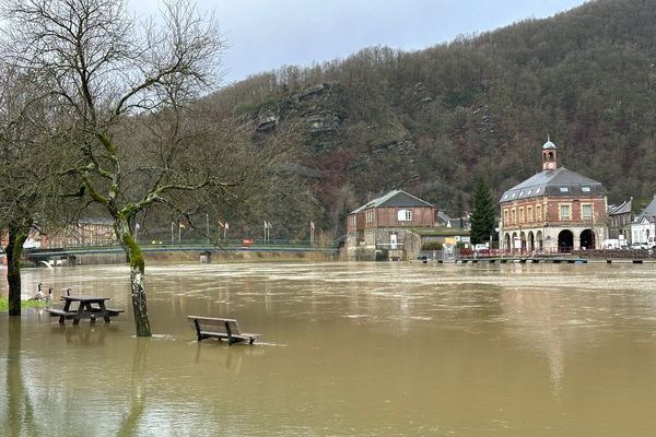 Placé en vigilance crues orange, le département des Ardennes est frappé par la montée des eaux depuis le mardi 2 janvier. Cette dernière devrait continuer quelques jours avant de revenir à la normale.