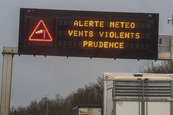 Le vent souffle en Lorraine avec des rafales de 100 km/h en moyenne. Les trains sont à l'arrêt. La SNCF annonce un retour à la normale jeudi 21 octobre vers midi. 