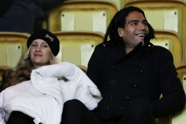 Falcao et sa femme dans les tribunes du Stade Louis II lors du match AS Monaco - Stade rennais