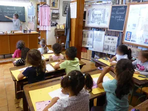 Le musée de l'école d'Antibes accueille des enfants.