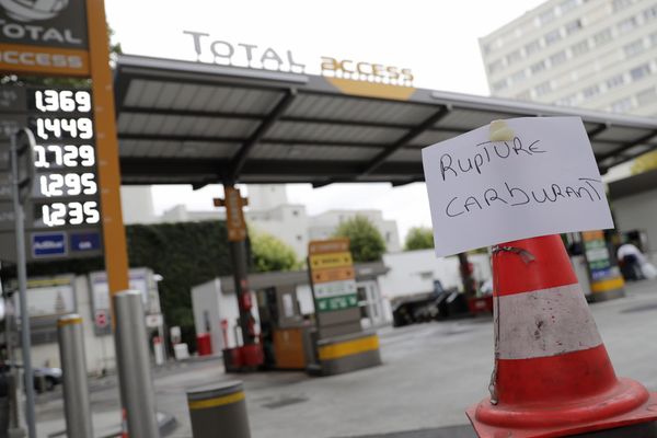 En raison d'un mouvement de grève des routiers et du blocage de certains dépôts de pétrole, les automobilistes se sont rués sur les stations essences, par peur d'en manquer. Résultat : près d'une cinquantaine d'entre elles étaient répertoriées "en pénurie" sur la carte participative de Mon Essence lundi 25 septembre, en milieu de journée.