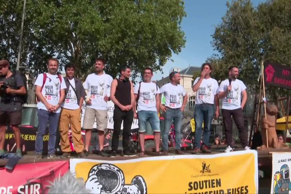 Sur la place de la Brêche à Niort, de nombreux manifestants sont là pour marquer leur soutien aux prévenus et à leur lutte