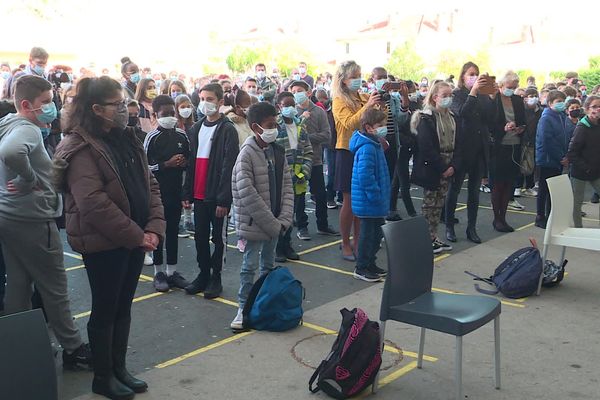 Minute de silence en hommage à Samuel Paty, au collège Rabelais de Poitiers