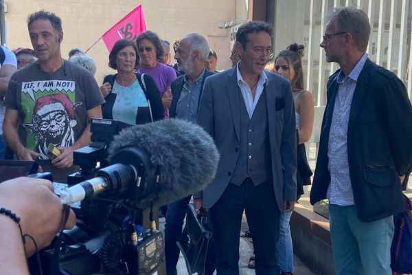 Les deux professeurs "chantillyonneurs" devant le tribunal correctionnel de Montargis lundi 5 septembre 2022.