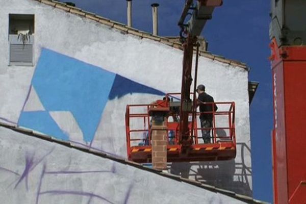 Zest en action sur une toile immense à Montpellier. Pour la première fois, le graffeur sauvage se fait artiste peintre