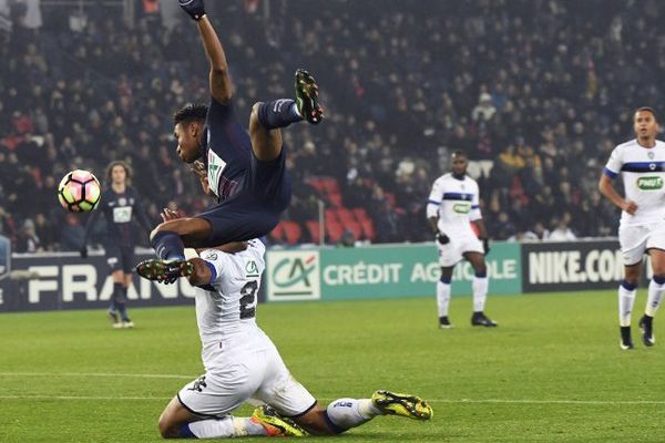 Le milieu de terrain du PSG Christopher Nkunku (haut) saute pour attrape le ballon que tente de récupérer le défenseur bastiais Alexander Djiku pendant les 32e de finale de la Coupe de France au Parc des Princes le 7 janviers 2017.