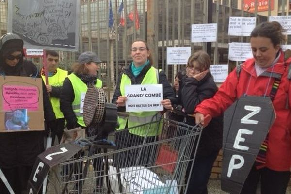 Les manifestants devant le lycée Hémingway de Nîmes