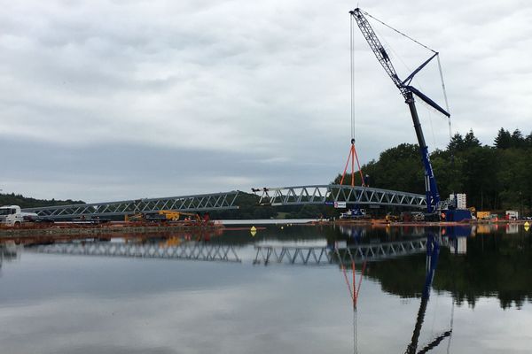 La dernière travée latérale devrait être installée début juillet. La passerelle n'ouvrira cependant qu'au mois de septembre.  