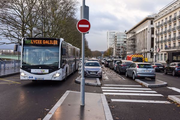 Un homme s'est masturbé devant une conductrice de bus, près de Rouen, jeudi 25 avril 2024.
