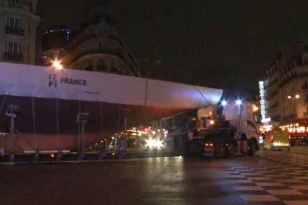 Arrivée des bateaux qui sont exposés au salon nautique 2012 jusqu'au 16 décembre