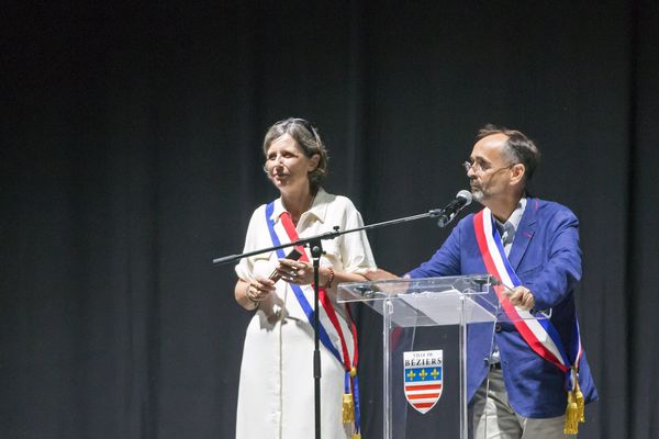 Habituellement très actif sur les médias et les réseaux sociaux, et toujours prêt à alimenter la polémique, le maire de Béziers proche du RN est muet depuis plusieurs semaines. Ici avec son épouse, députée, lors de l'inauguration de la dernière Feria.