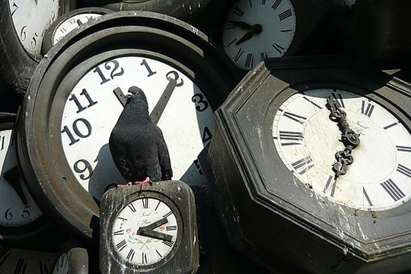 Détail de "L'heure de Tous" (1985), oeuvre d'Arman située cour du Havre à Paris, devant la gare Saint-Lazare